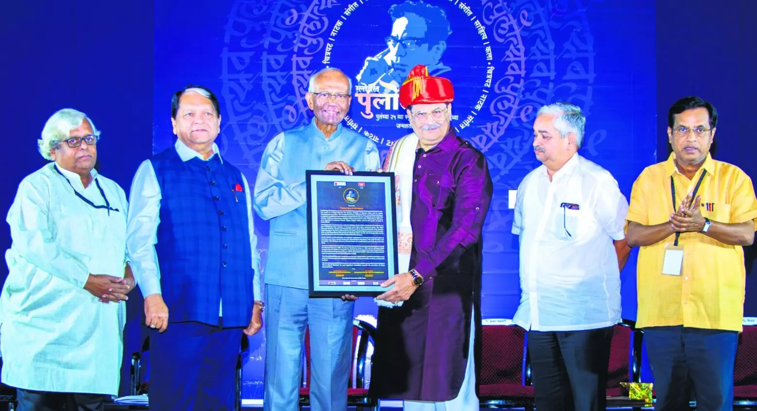 विज्ञान ब्रह्मांड में व्याप्त कंपनों की व्याख्या करता है, जबकि संगीत अर्थ प्रदान करता है