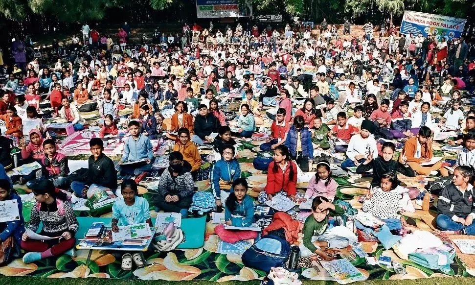 हजारों बच्चों ने की चित्रकारी, बोल उठा कैनवास- बचाओ पर्यावरण हजारों बच्चों ने की चित्रकारी, बोल उठा कैनवास- बचाओ पर्यावरण