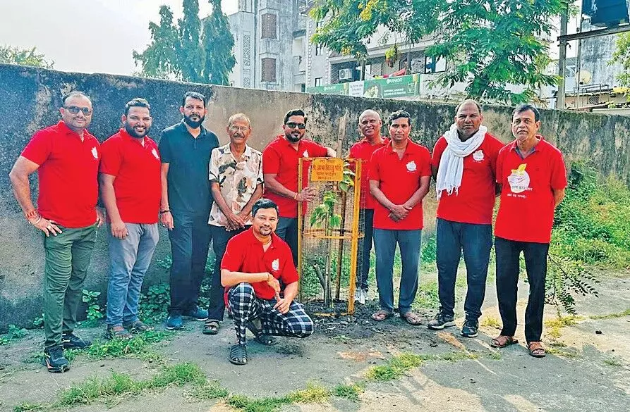 दिला रहे हैं संकल्प- एक पेड़, तीन रक्षक, 18 हजार से अधिक पौधे लगा बने प्रेरणास्रोत दिला रहे हैं संकल्प- एक पेड़, तीन रक्षक, 18 हजार से अधिक पौधे लगा बने प्रेरणास्रोत