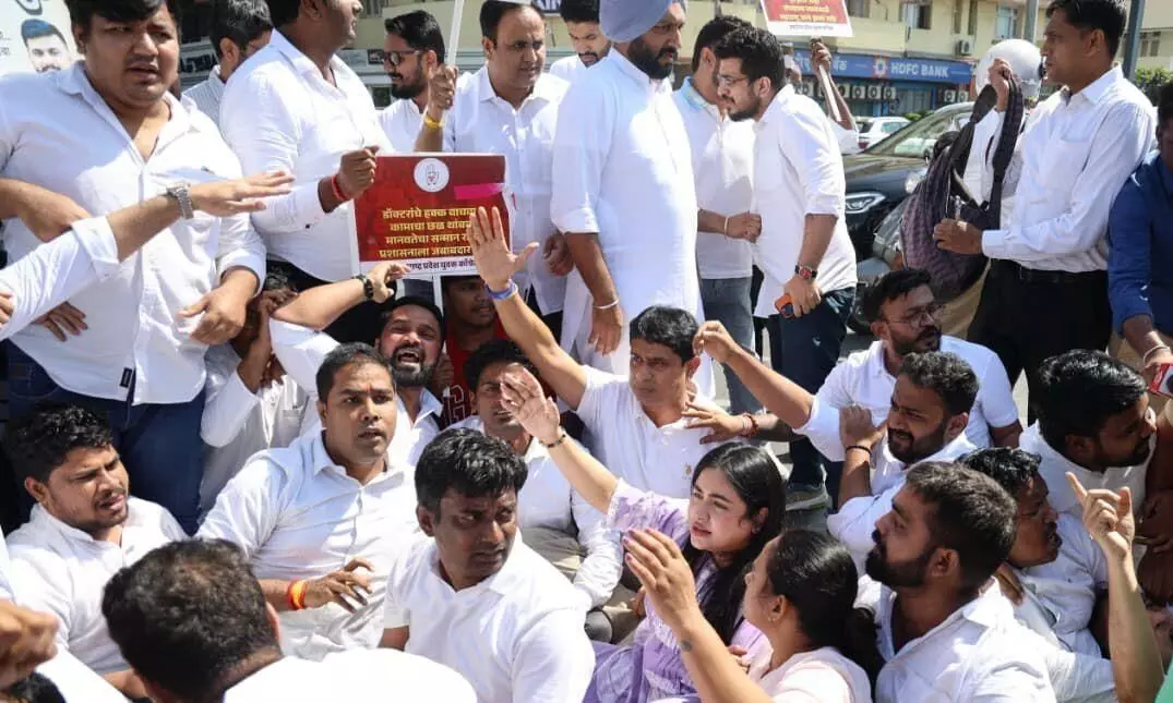 युवा कांग्रेस का मुख्यमंत्री के सरकारी आवास वर्षा बंगले पर आंदोलन, डॉ. को न्याय दिलाने की मांग