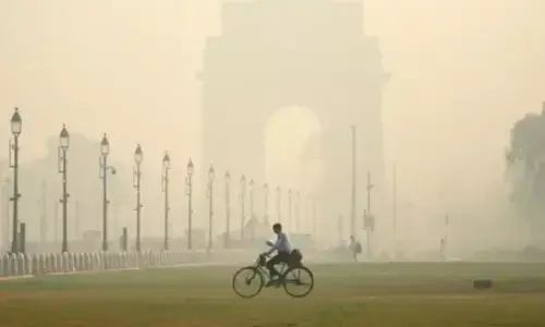 दिल्ली-एनसीआर में छाई धुंध की चादर, AQI 300 पार, लोगों को सांस लेने में तकलीफ दिल्ली-एनसीआर में छाई धुंध की चादर, AQI 300 पार, लोगों को सांस लेने में तकलीफ