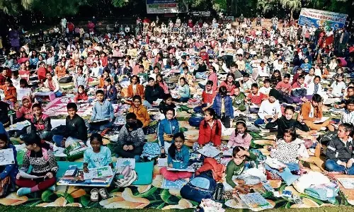 हजारों बच्चों ने की चित्रकारी, बोल उठा कैनवास- बचाओ पर्यावरण