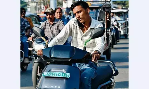 मोबाइल पर बातचीत करने वाले दे रहे हादसों को बुलावा