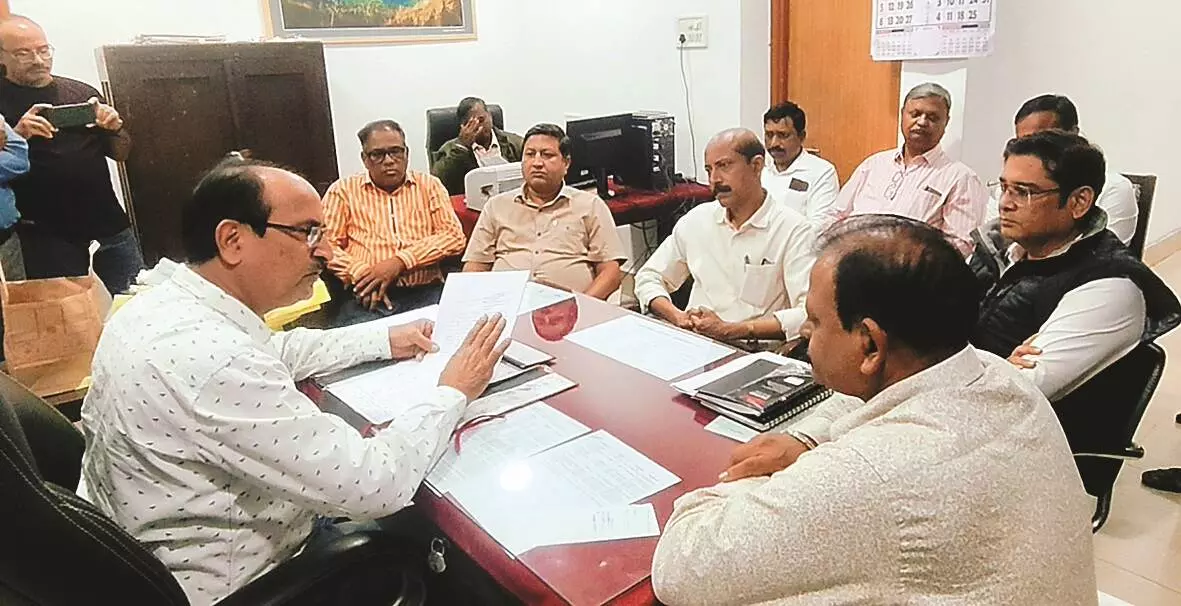 उपविभागीय अभियंता उपाध्ये ने ताला खोलकर लिया चार्ज