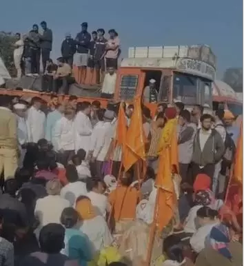 कंटेनर की चपेट में आकर वारकरी महिला की मौत, नौ घायल