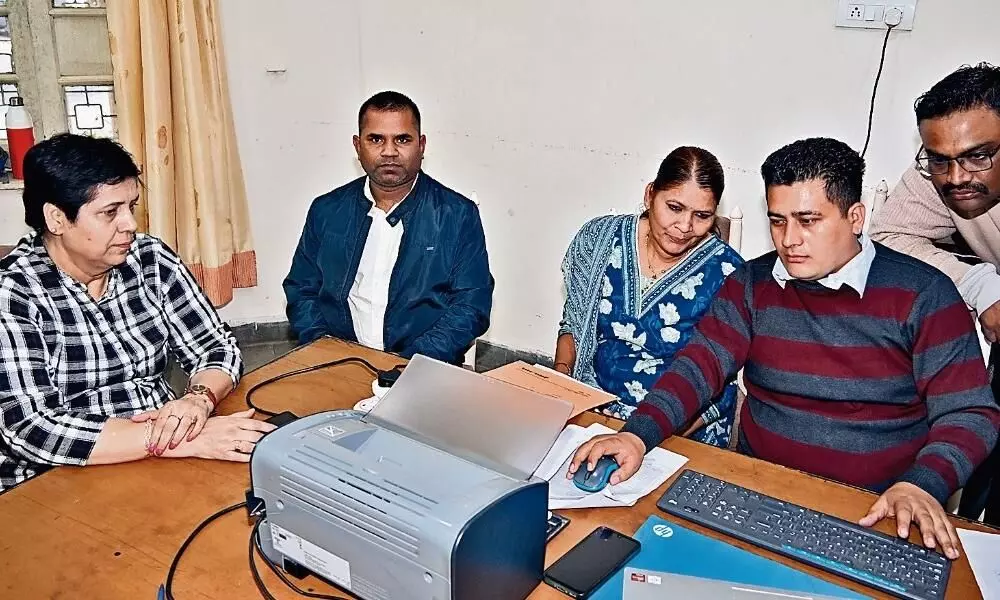 सहायक पेंशन अधिकारी को 10 हजार की रिश्वत लेेते हुए दबोचा