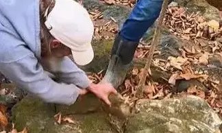 चट्टान के पास खुदाई कर रहे लोगों के हाथ लगी बेशकीमती चीज, रातों रात बदल जाएगी तकदीर