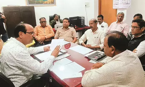 उपविभागीय अभियंता उपाध्ये ने ताला खोलकर लिया चार्ज