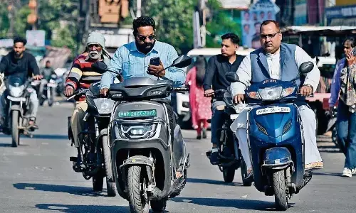 मोबाइल पर बात...जरा सी भी चूक ले सकती है जान