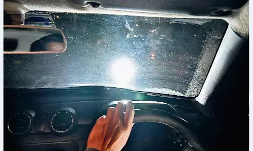 सड़क के 200 से 300 मीटर के दायरे तक चकाचौंध पैदा कर रहीं हाईबीम एलईडी लाइट