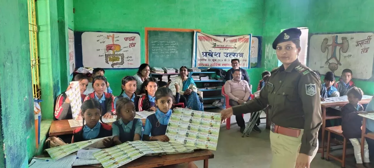 माध्यमिक शाला अकोला में यातायात जागरूकता कार्यक्रम आयोजित माध्यमिक शाला अकोला में यातायात जागरूकता कार्यक्रम आयोजित