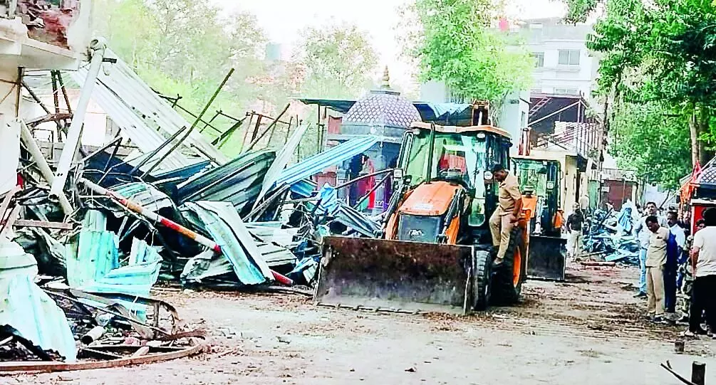 आंदेकर के अवैध वारकरी भवन पर चलाया बुलडोजर