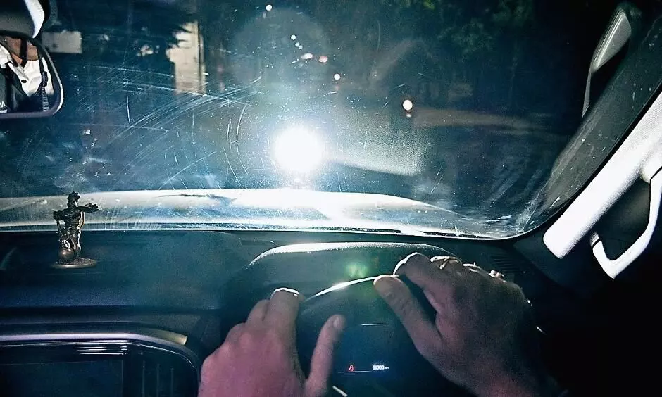 हाईवे से लेकर शहर की सड़कों तक मौत बांट रहे हाईबीम चाइनीज एलईडी बेचने वाले दुकानदार