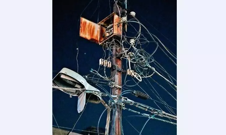 टेस्टिंग रोड की स्ट्रीट लाइटें कई माह से बंद, यहां हजारों आबादी की आवाजाही, रात में डर रहे लोग