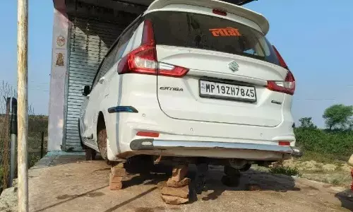 घर के बाहर खड़ी कार के टायर खोल ले गए चोर