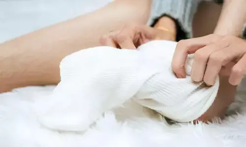 क्या सर्दियों में हमेशा ठंडे रहते हैं आपके हाथ-पैर? इन टिप्स को फॉलो करेंगे तो कभी नहीं करेंगे शिकायत