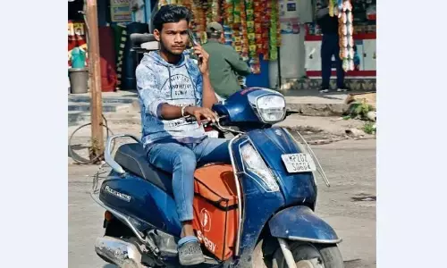 मोबाइल का ऐसा उपयोग नियम विरुद्ध, फिर भी अनदेखी