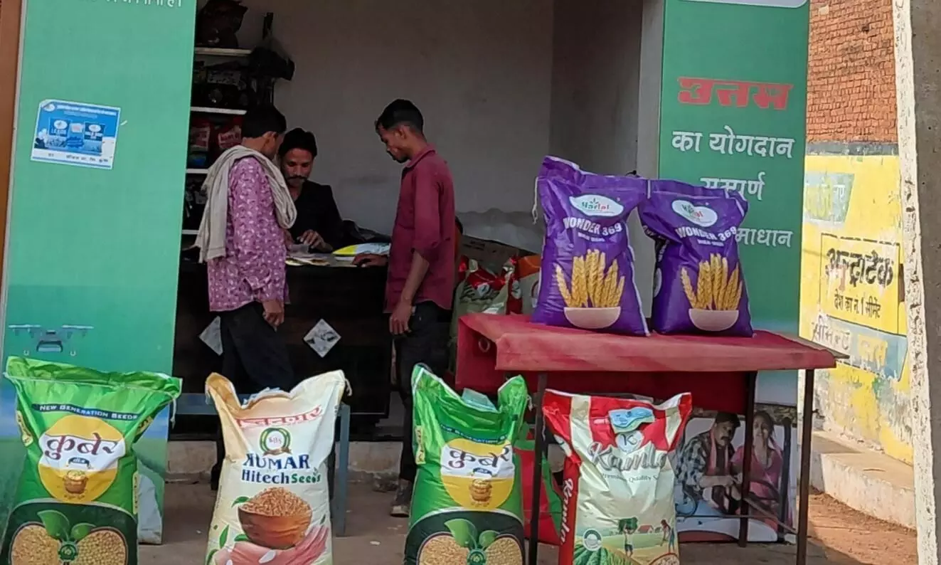 शाहनगर में डबल लाक न होने से बढे दामों पर प्रायवेट दुकानों से किसान ले रहे हैं खाद शाहनगर में डबल लाक न होने से बढे दामों पर प्रायवेट दुकानों से किसान ले रहे हैं खाद