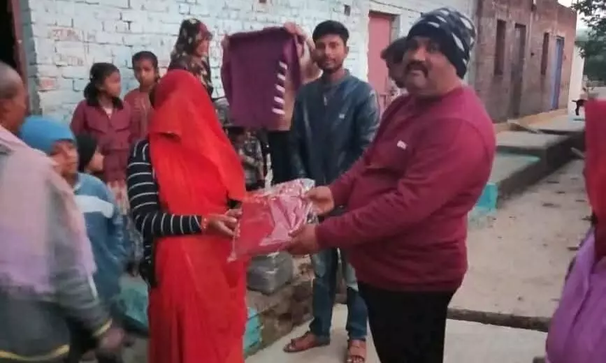 आदिवासी मोहल्ले में गरीबों को वितरित किए गर्म कपडे आदिवासी मोहल्ले में गरीबों को वितरित किए गर्म कपडे