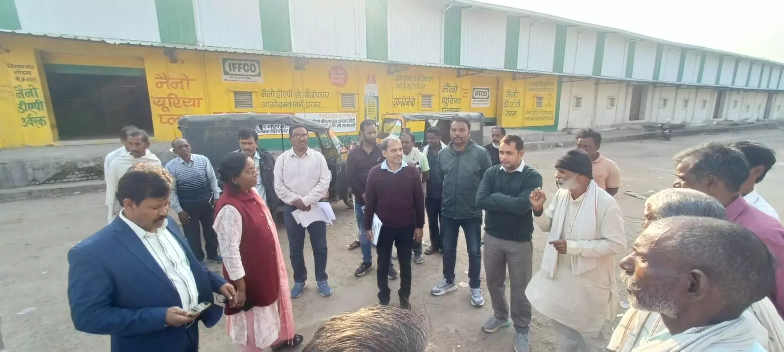 कलेक्टर ने रैपुरा पहुंचकर खाद गोदाम एवं अस्पताल का किया निरीक्षण