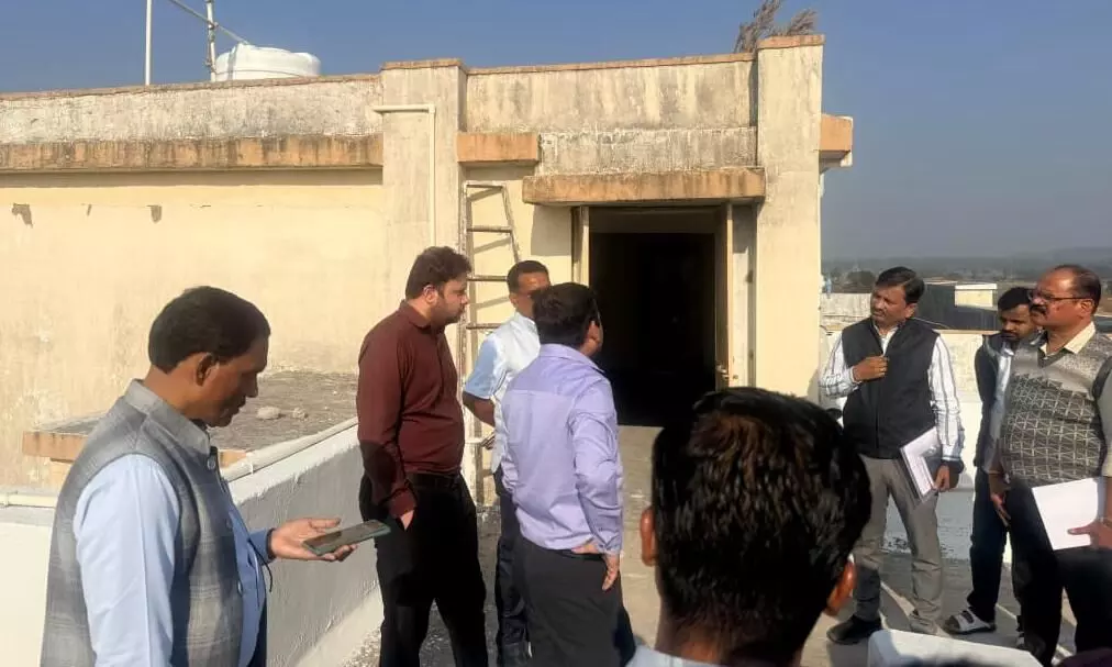 ईई की रिपोर्ट के बाद जांच करने हर्रई पहुंचे कलेक्टर, कंस्ट्रक्शन की गुणवत्ता देखी ईई की रिपोर्ट के बाद जांच करने हर्रई पहुंचे कलेक्टर, कंस्ट्रक्शन की गुणवत्ता देखी