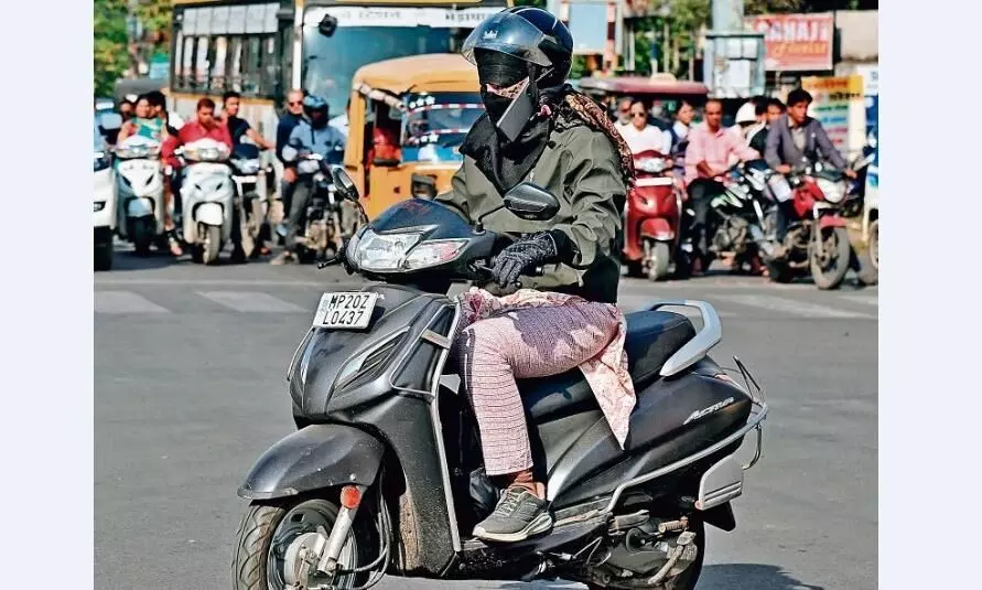 हेलमेट में ही फंसा मोबाइल, छोटी सी गलती जान पर पड़ सकती है भारी