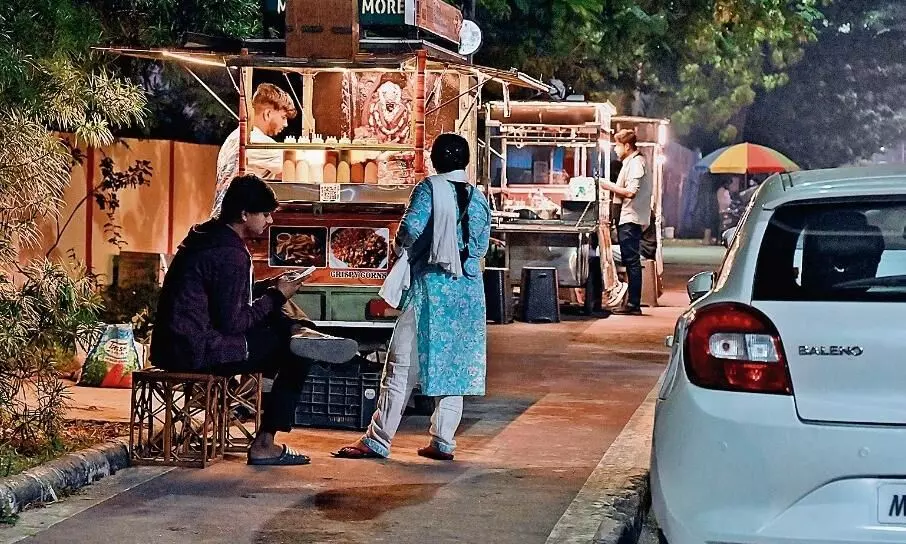 करोड़ों से बनी स्मार्ट सड़कों पर भी हो गए अतिक्रमण, फुटपाथों पर चलना मुश्किल