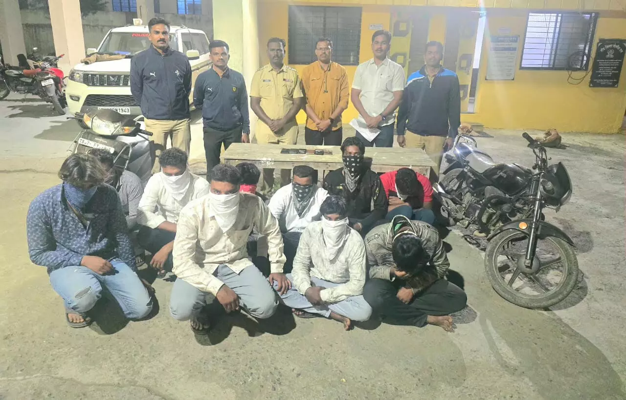 बीड में पुलिस ने मारा छापा, अड्‌डे से 10 जुआरियों को किया गिरफ्तार