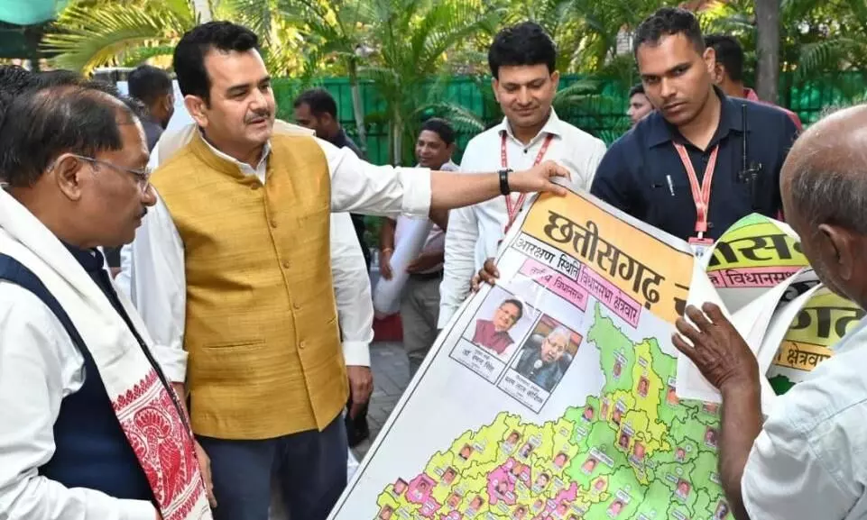 पेंटर शिवकुमार निराला ने मुख्यमंत्री विष्णु देव साय को भेंट किया विशिष्ट ‘राजनीतिक मानचित्र’