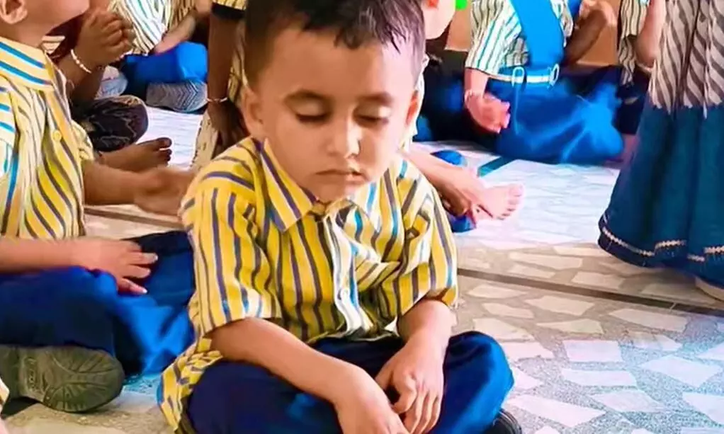 टीचर करवा रही थी पोएम की प्रैक्टिस, तो बच्चा झूम रहा था नींद में, यहां देखें क्यूट वीडियो, आपका भी मन हो जाएगा खुश!