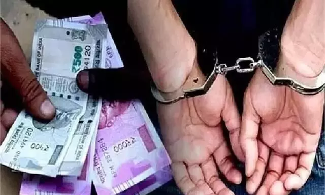 प्रधानाध्यापक और सहायक शिक्षक ₹15,000 की रिश्वत लेते रंगे हाथों गिरफ्तार प्रधानाध्यापक और सहायक शिक्षक ₹15,000 की रिश्वत लेते रंगे हाथों गिरफ्तार