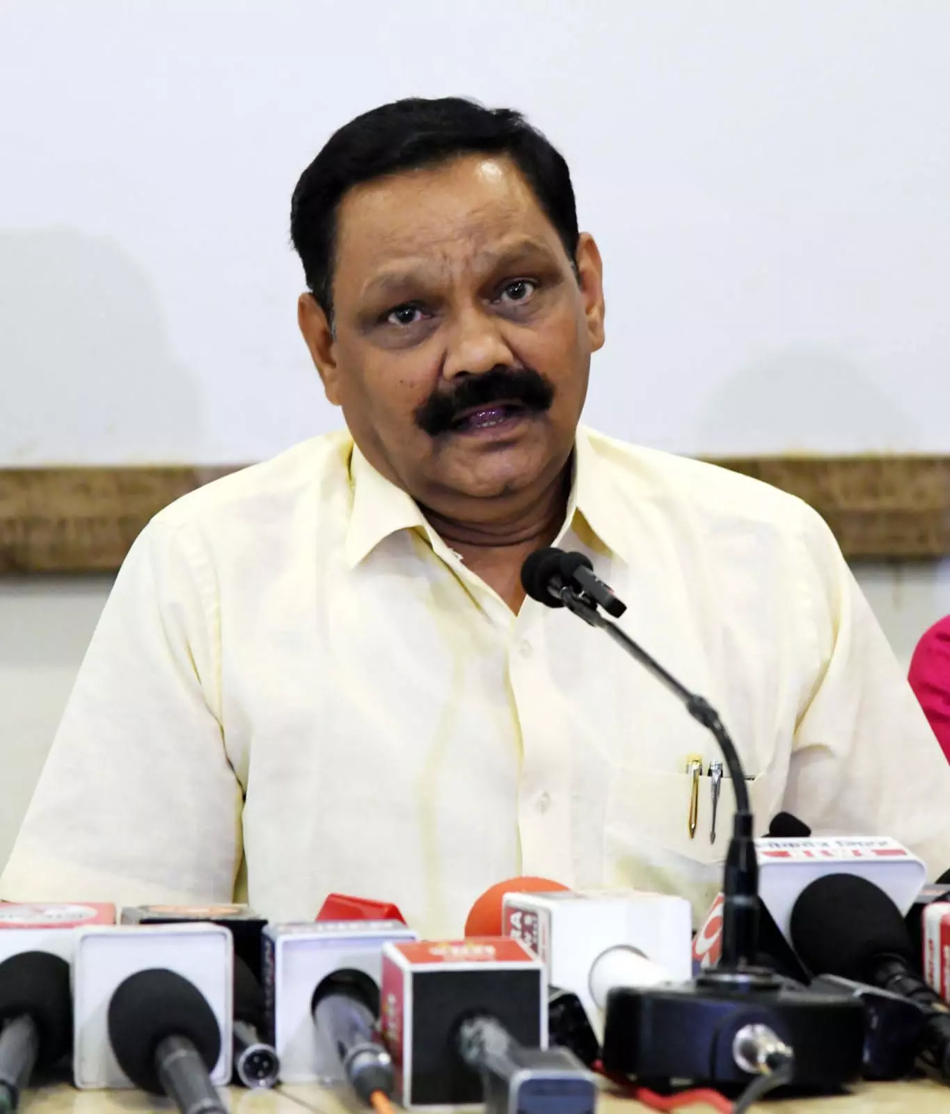 आदिवासी विद्यार्थियों को गणवेश के सवाल पर मंत्री ने माइक कर दिया बंद और सवाल पर हाथ जोड़ लिए