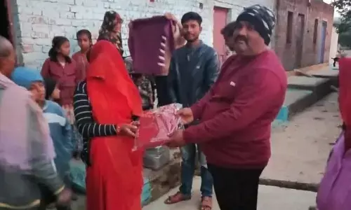 आदिवासी मोहल्ले में गरीबों को वितरित किए गर्म कपडे