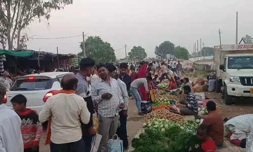 अचानक उछले टमाटर के दाम, एक सप्ताह में ढाई गुना तक बढ़ोतरी अचानक उछले टमाटर के दाम, एक सप्ताह में ढाई गुना तक बढ़ोतरी