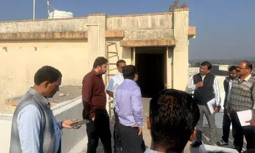 ईई की रिपोर्ट के बाद जांच करने हर्रई पहुंचे कलेक्टर, कंस्ट्रक्शन की गुणवत्ता देखी