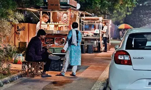 करोड़ों से बनी स्मार्ट सड़कों पर भी हो गए अतिक्रमण, फुटपाथों पर चलना मुश्किल