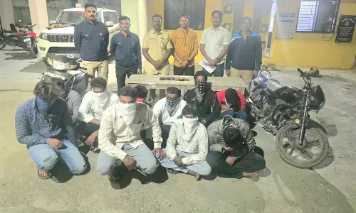 बीड में पुलिस ने मारा छापा, अड्‌डे से 10 जुआरियों को किया गिरफ्तार