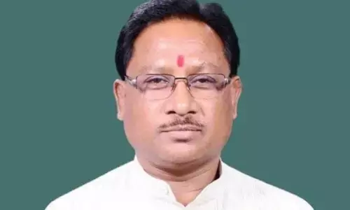 जनदर्शन में अद्भुत दृश्य- भिलाई के अंकुश देवांगन ने मुख्यमंत्री को भेंट की संगमरमर पर बनी प्रधानमंत्री नरेंद्र मोदी की सूक्ष्म प्रतिमा