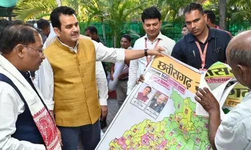 पेंटर शिवकुमार निराला ने मुख्यमंत्री विष्णु देव साय को भेंट किया विशिष्ट ‘राजनीतिक मानचित्र’