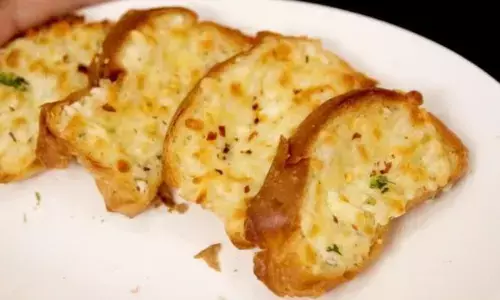 चीज गार्लिक ब्रेड खाने का मन है तो घर पर ही बनाएं अपने हाथों से, यहां देखें पूरी रेसिपी और सामग्री की लिस्ट