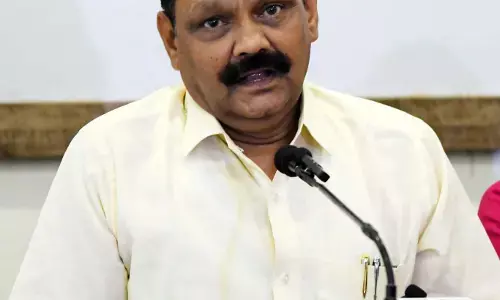 आदिवासी विद्यार्थियों को गणवेश के सवाल पर मंत्री ने माइक कर दिया बंद और सवाल पर हाथ जोड़ लिए