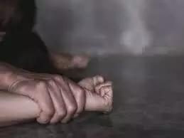 पार्टी के लिए आई छात्रा को ब्लैकमेल कर दुष्कर्म पार्टी के लिए आई छात्रा को ब्लैकमेल कर दुष्कर्म