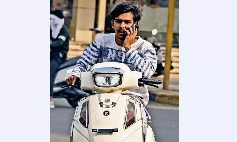 लायसेंस रद्द होने की चेतावनी, फिर भी कर रहे मोबाइल पर बात