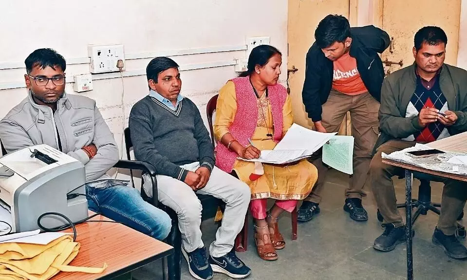 मीटर लगवाने 7 हजार की रिश्वत लेते जूनियर इंजीनियर और कम्प्यूटर ऑपरेटर को दबोचा