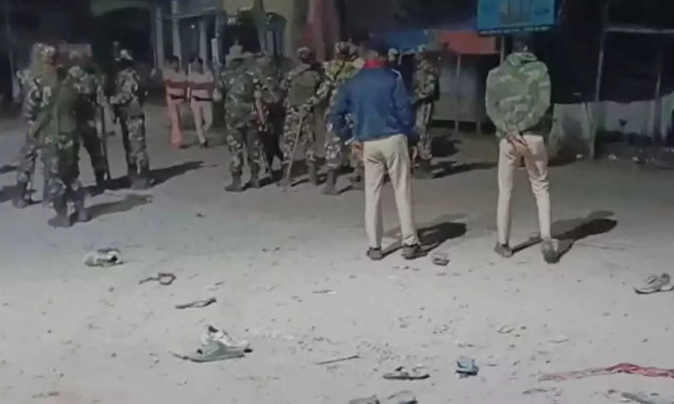 बिहार के कैमूर में मतगणना केंद्र के बाहर बवाल, तीन पुलिसकर्मियों के सिर में आई चोट, चुनाव अधिकारी की गाड़ी में लगाई आग