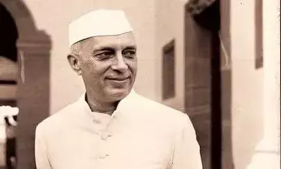 चुनावी रूझानों के बीच  पीएम नरेंद्र मोदी और सीएम नीतीश कुमार ने भारत के पहले प्रधानमंत्री जवाहर लाल नेहरू को किया नमन