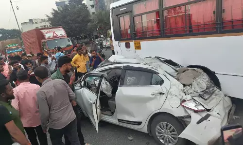 नवले पुल पर फिर मौत का तांडव: कंटेनर-कार की भीषण टक्कर में आठ की जलकर मौत