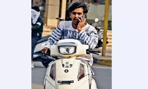 लायसेंस रद्द होने की चेतावनी, फिर भी कर रहे मोबाइल पर बात