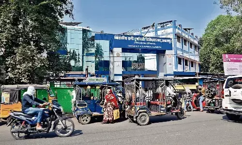 ई-रिक्शा की धमाचौकड़ी प्रसूताओं का रोक रही रास्ता, निकलना हुआ मुश्किल