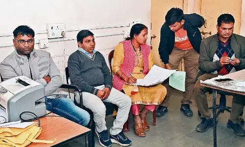 मीटर लगवाने 7 हजार की रिश्वत लेते जूनियर इंजीनियर और कम्प्यूटर ऑपरेटर को दबोचा